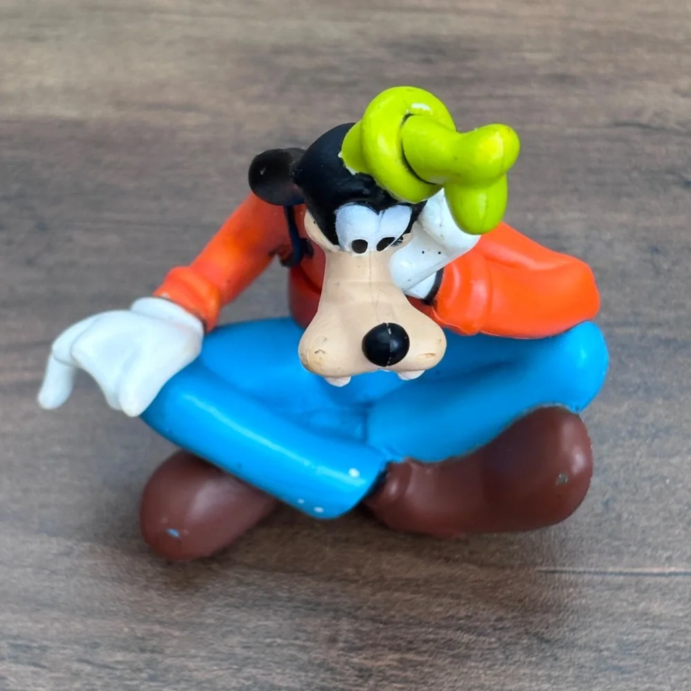 DISNEY Toy Figure GOOFY Sitting Cross Legged Thinking Cake Topper PVC 3.25
